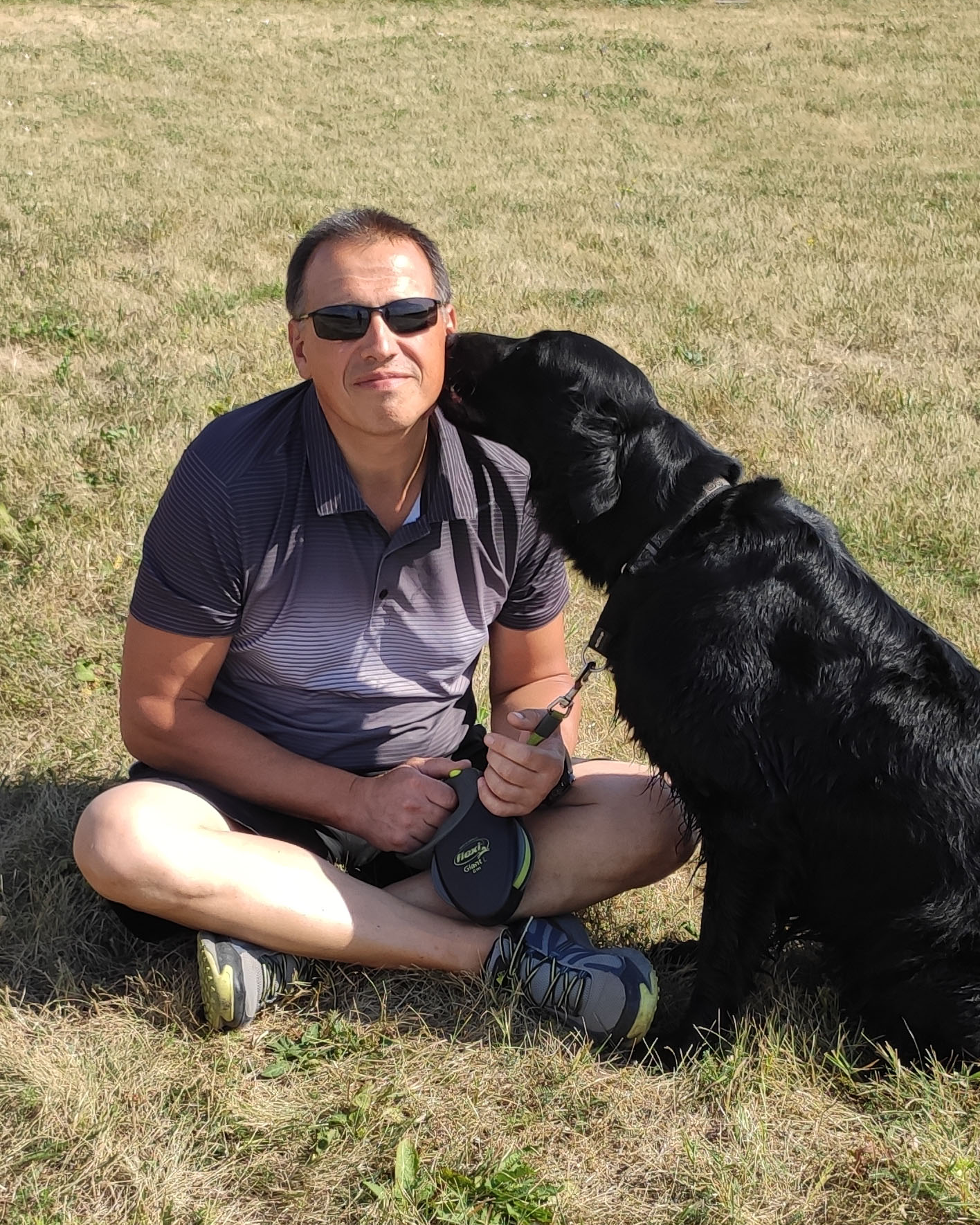 Пётр Савкин с прямошёрстным ретривером Дарси